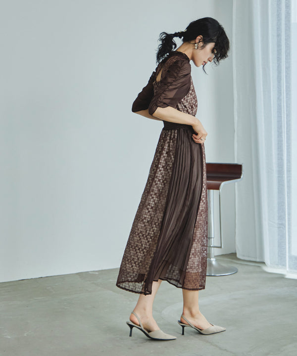 {"color":"\u30d6\u30e9\u30a6\u30f3","info":"model\uff1aH167cm size\uff1aM"}
