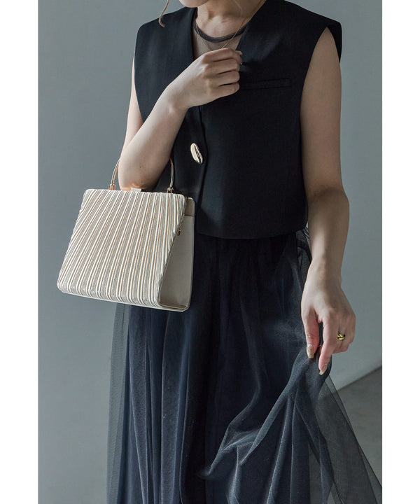 {"color":"\u30d9\u30fc\u30b8\u30e5","info":""}