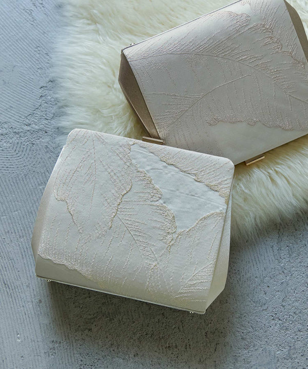 {"color":"\u30d9\u30fc\u30b8\u30e5","info":""}