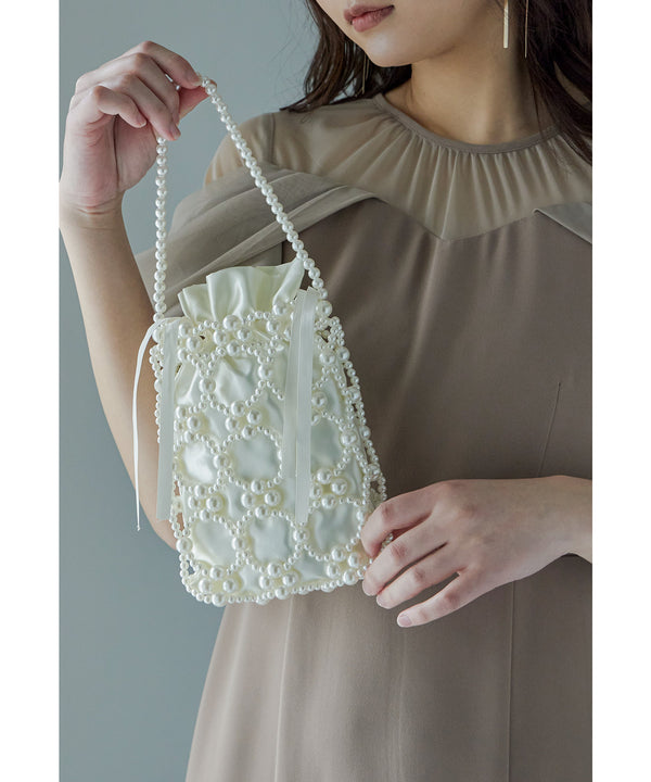 {"color":"\u30aa\u30d5\u30db\u30ef\u30a4\u30c8","info":""}