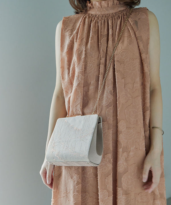 {"color":"\u30b0\u30ec\u30fc\u30b8\u30e5","info":""}