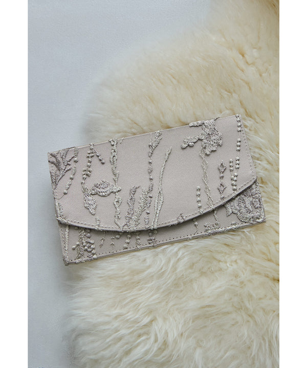 {"color":"\u30d9\u30fc\u30b8\u30e5","info":""}