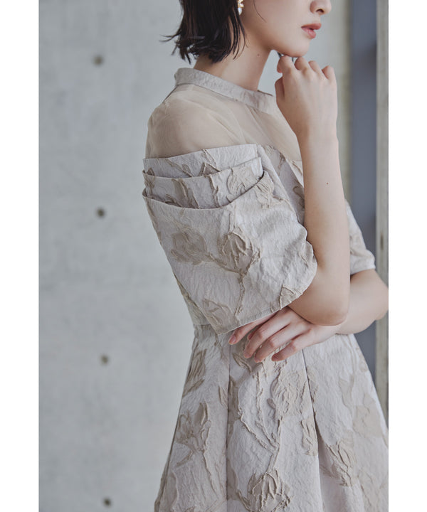 {"color":"\u30d9\u30fc\u30b8\u30e5","info":"model\uff1aH166cm size\uff1aM"}