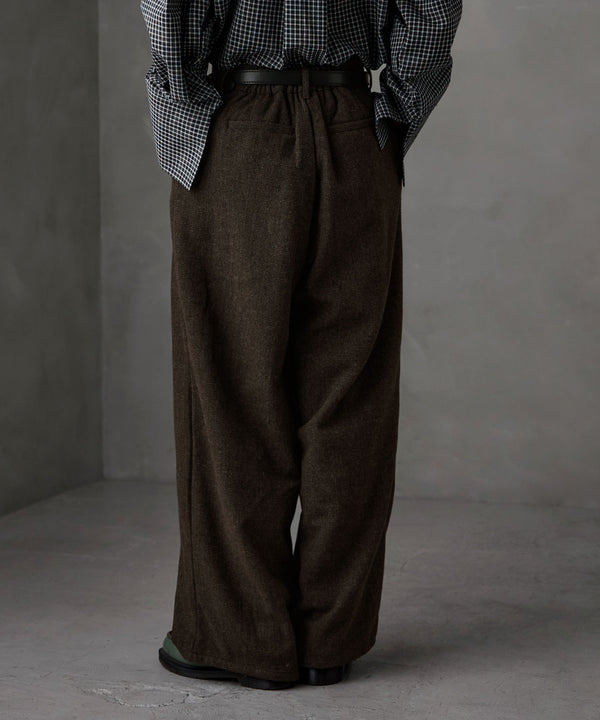 {"color":"\u30c0\u30fc\u30af\u30d6\u30e9\u30a6\u30f3","info":"model\uff1aH166cm size\uff1aF"}
