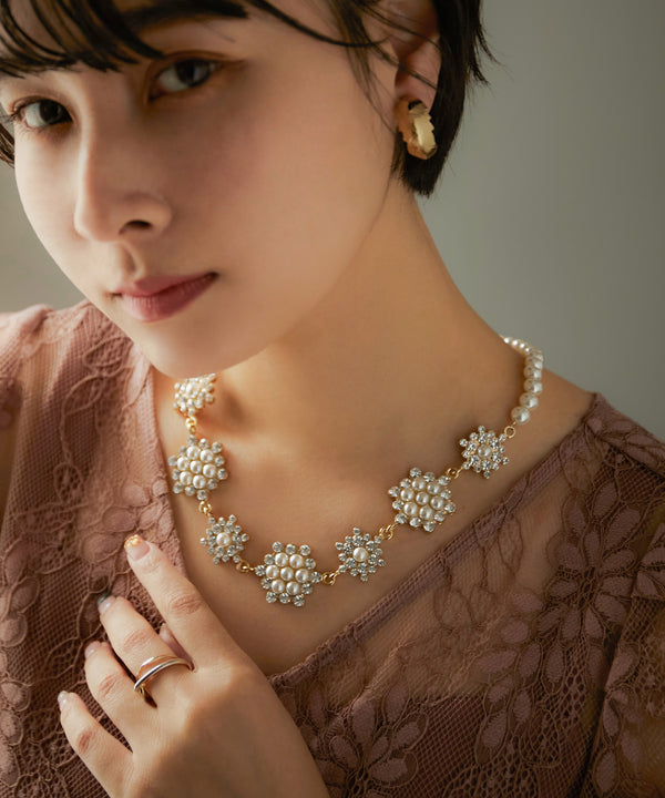 niana フラワーモチーフネックレス ベージュ