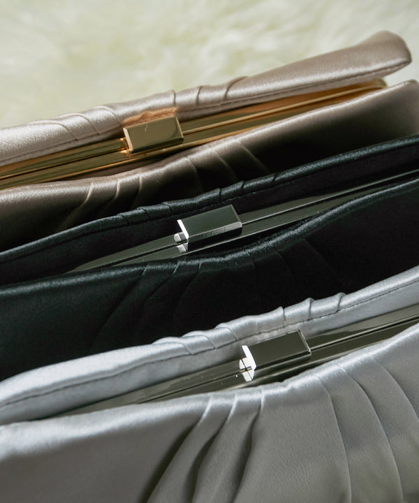 niana サテンクラッチバッグ