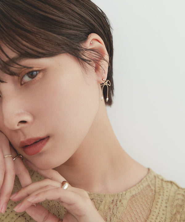 niana パール付きリボンチェーンセラミックピアス ゴールド