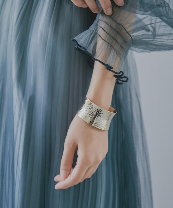 niana マットメタルワイドバングル ゴールド