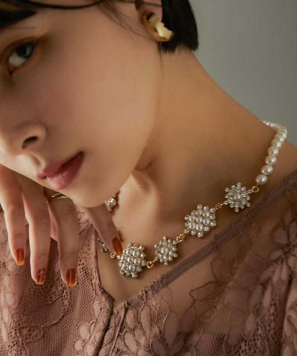 niana フラワーモチーフネックレス ベージュ