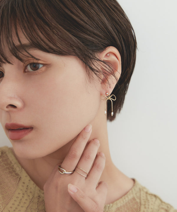 niana パール付きリボンチェーンセラミックピアス ゴールド