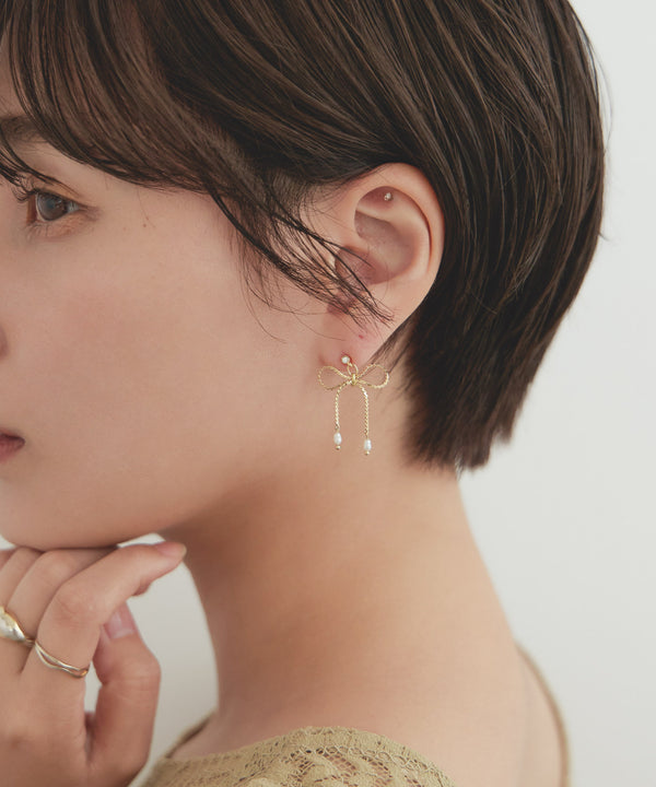 niana パール付きリボンチェーンセラミックピアス ゴールド