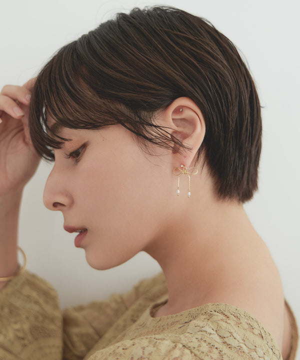 niana パール付きリボンチェーンセラミックピアス ゴールド