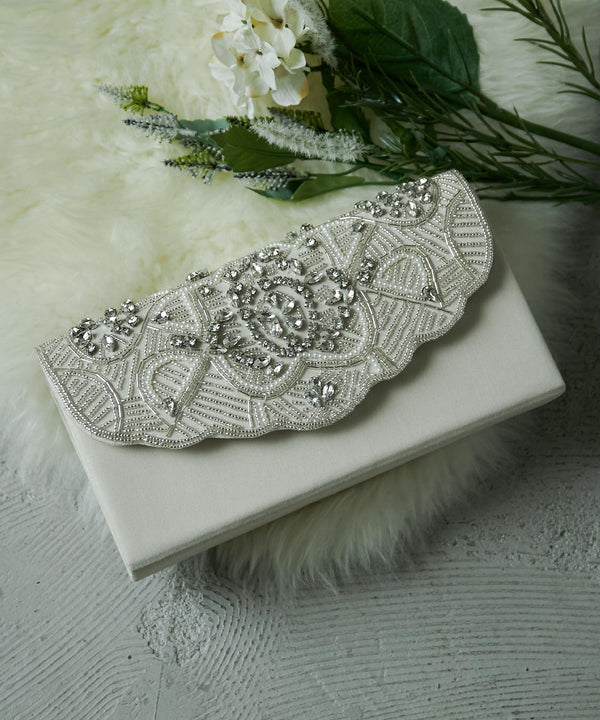 niana 幾何学風ビジュークラッチバッグ