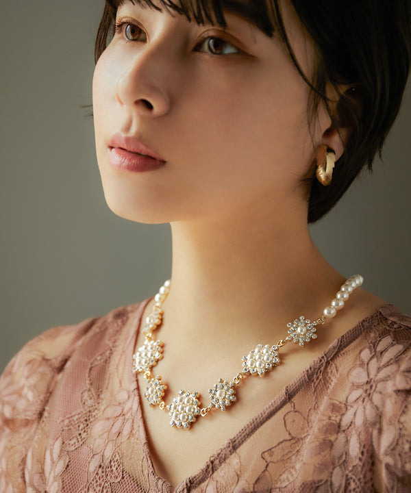 niana フラワーモチーフネックレス ベージュ