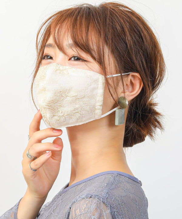 {"color":"\u30b4\u30fc\u30eb\u30c9","info":"model\uff1aH161cm size\uff1aF"}