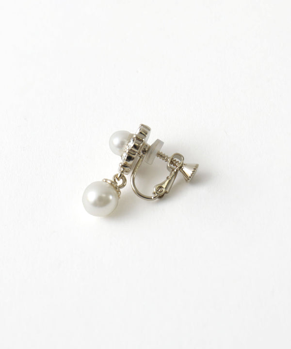 niana ダリアパールイヤリング ベージュ