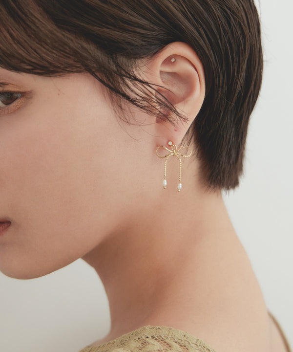 niana パール付きリボンチェーンセラミックピアス ゴールド