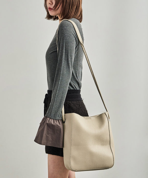 {"color":"\u30d9\u30fc\u30b8\u30e5","info":"model\uff1aH158cm size\uff1aF"}