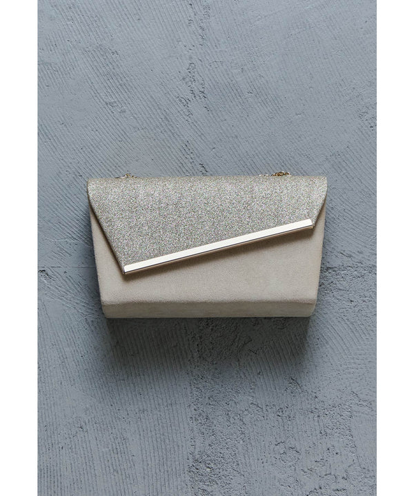 {"color":"\u30d9\u30fc\u30b8\u30e5","info":""}