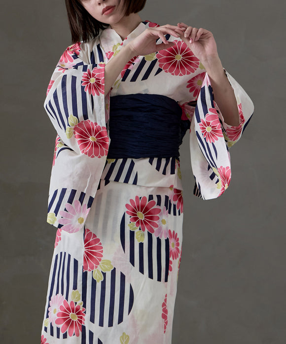 {"color":"B\uff1a\u83ca\u3068\u7e1e\u6a21\u69d8 \u767d\u8272","info":"model\uff1aH158cm size\uff1aF"}