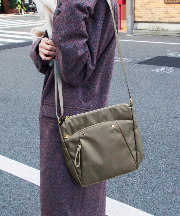 {"color":"\u30b0\u30ec\u30fc\u30b8\u30e5","info":"model\uff1aH158cm size\uff1aF"}