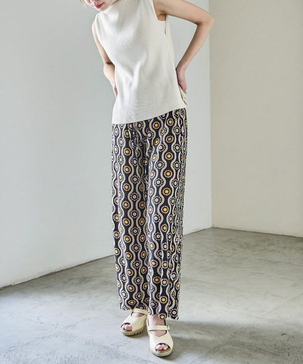 {"color":"\u30db\u30ef\u30a4\u30c8","info":"model\uff1aH158cm size\uff1aL(23.5-24cm)"}