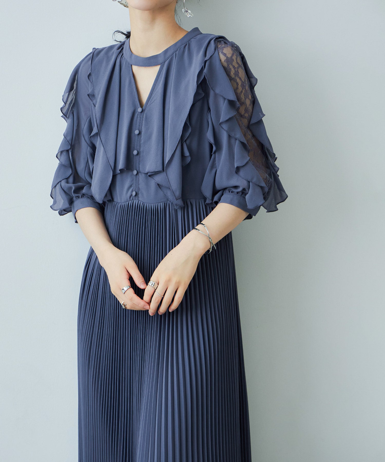 ラッフルキーホールネックドレス｜パーティードレス・結婚式