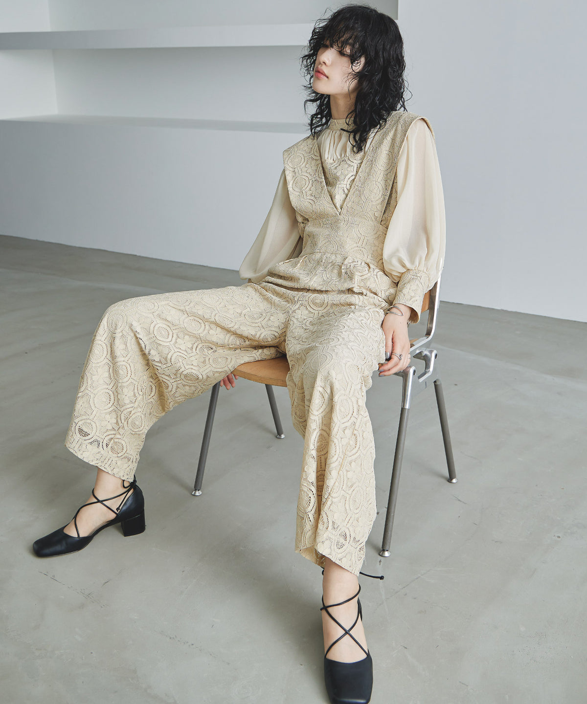 ナチュラルタイプにおすすめ。レトロレースセットアップパンツドレス。