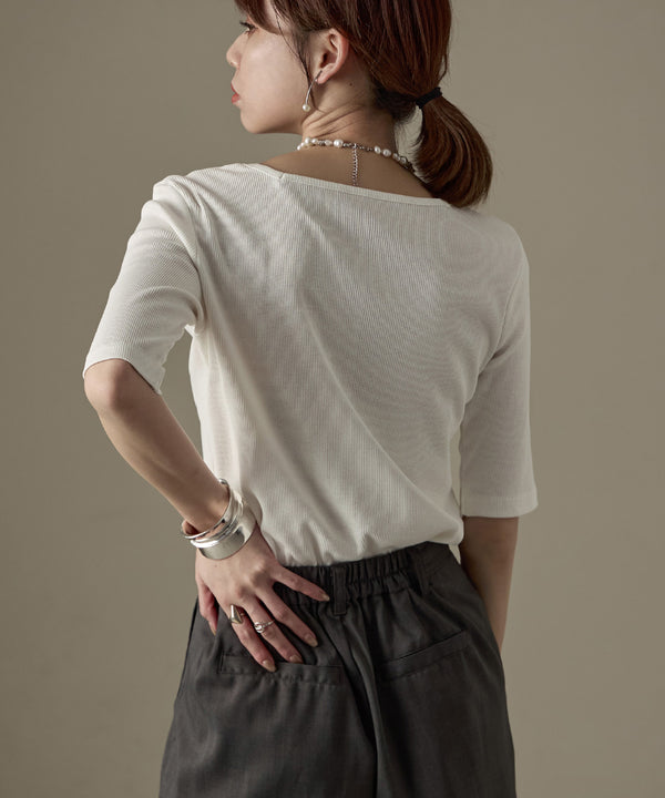 {"color":"\u30aa\u30d5\u30db\u30ef\u30a4\u30c8","info":"model\uff1aH158cm size\uff1aM"}