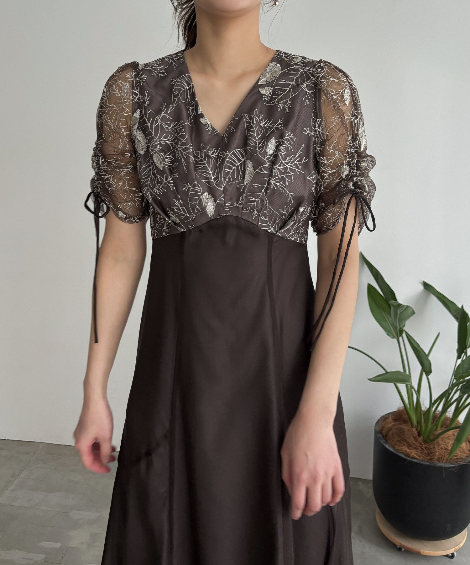 Vネックリーフレースオーガンジードレス 結婚式 二次会 成人式 同窓会