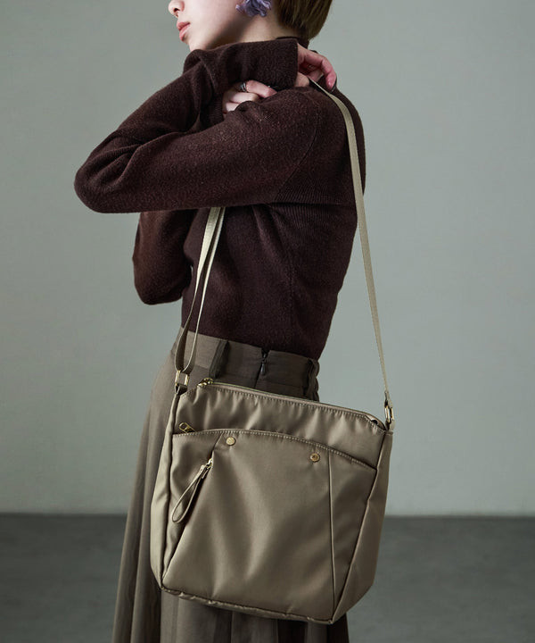 {"color":"\u30b0\u30ec\u30fc\u30b8\u30e5","info":"model\uff1aH158cm size\uff1aF"}