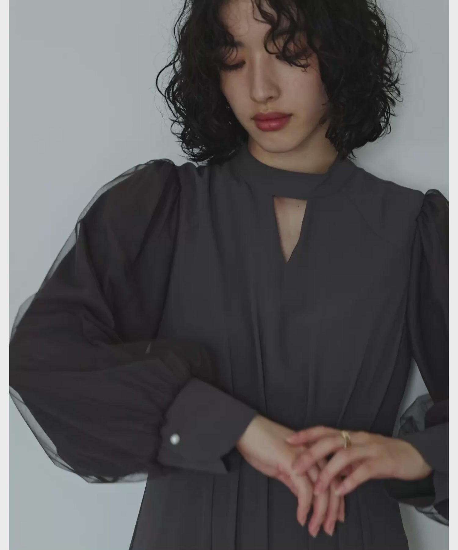 Vネックシアースリーブドレス キーホールネック シンプル 結婚式