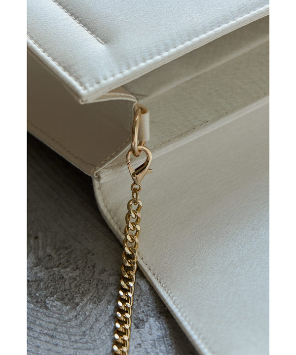 {"color":"","info":""}