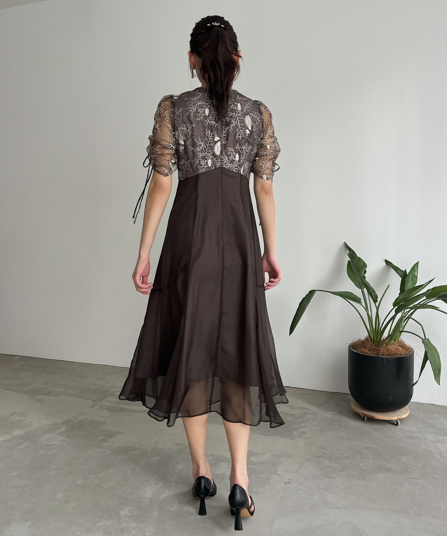 Vネックリーフレースオーガンジードレス 結婚式 二次会 成人式