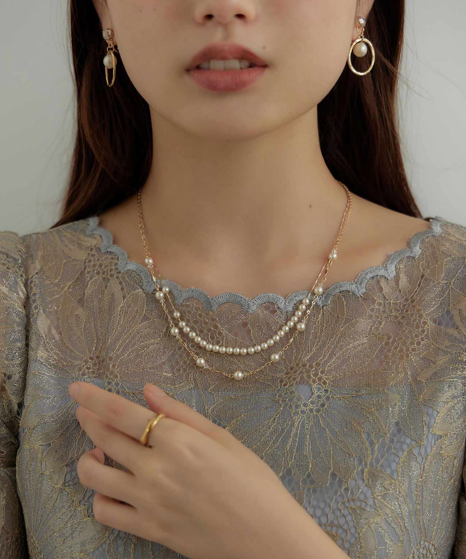 二連の真珠のネックレス