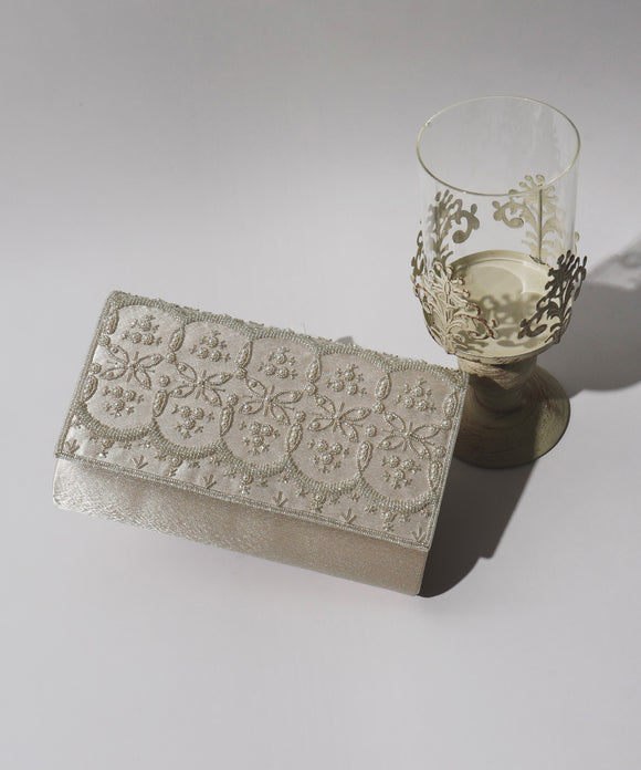 niana ビーズｘパール刺繍モチーフ使いクラッチバッグ ベージュ