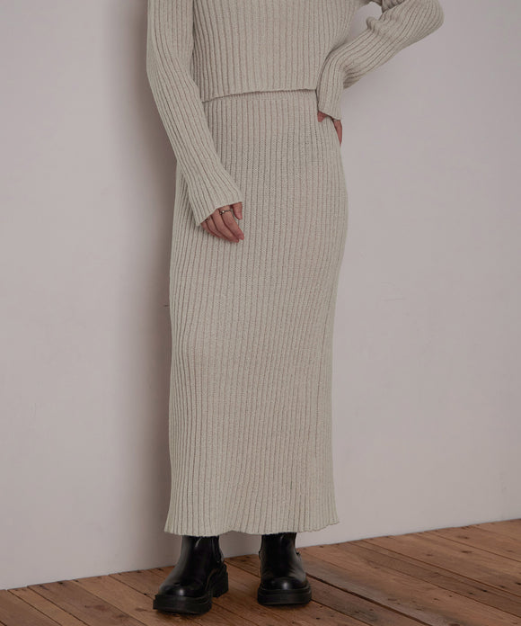 {"color":"\u30aa\u30d5\u30d9\u30fc\u30b8\u30e5","info":"model\uff1aH163.5cm size\uff1aM"}
