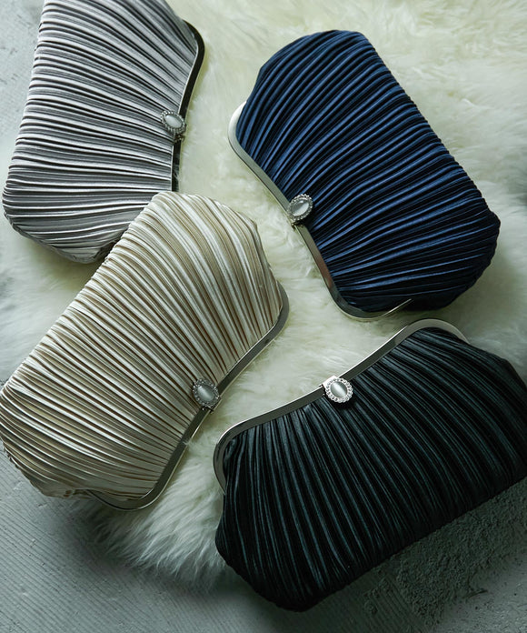 niana サテンプリーツ パーティーバッグ ブラック