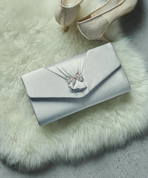 niana リボンタックサテンクラッチバッグ シルバー