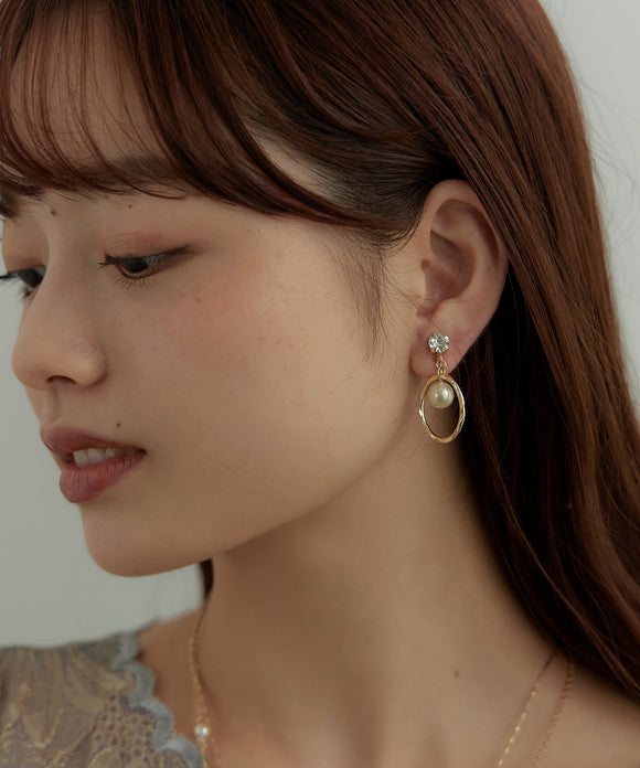 niana パールチャーム付きサークルイヤリング オフホワイト