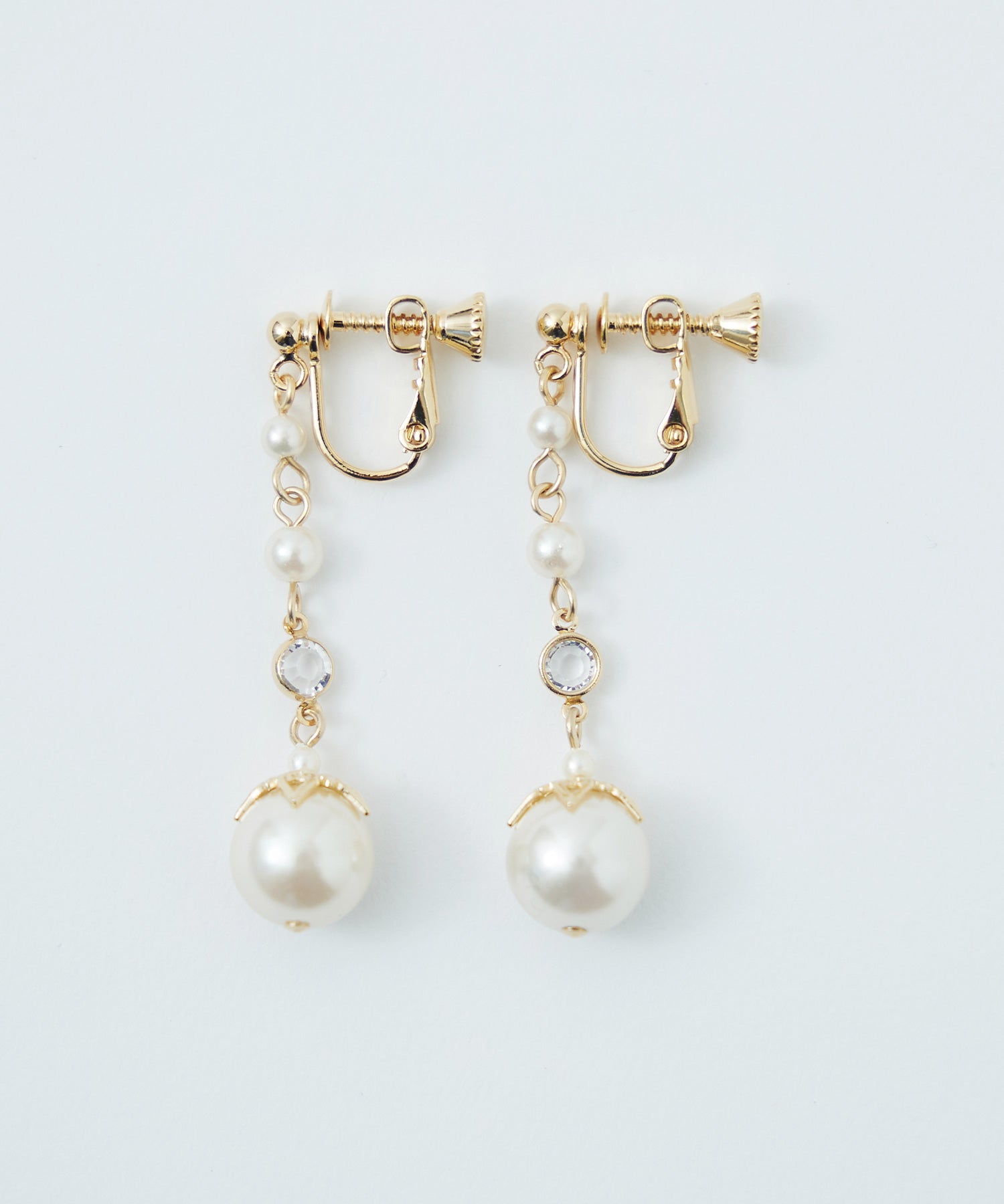 パールチャーム付きイヤリング｜ピアス・イアリング - niana