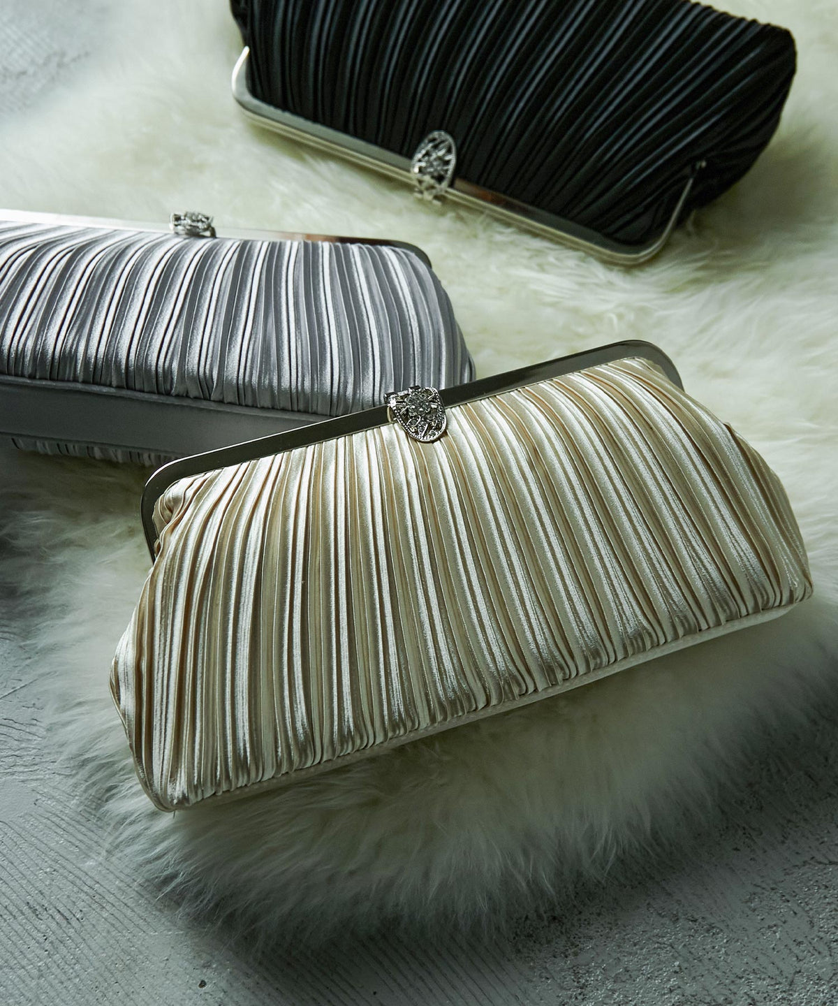 サテンプリーツがま口パーティークラッチバッグ