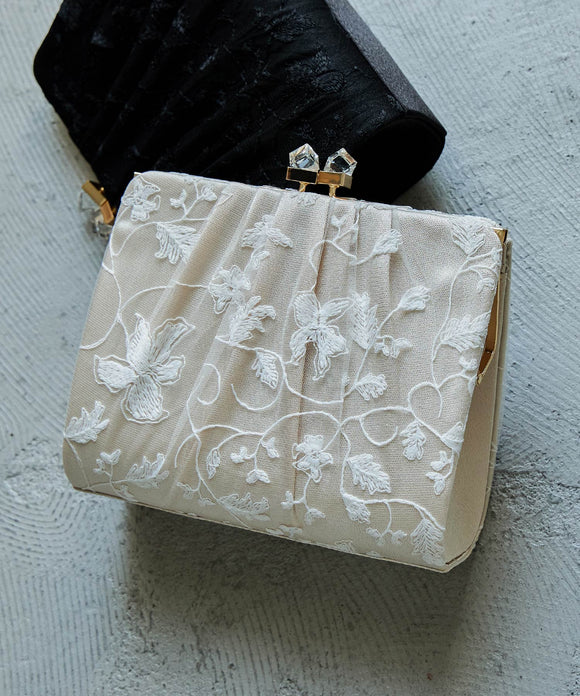 {"color":"\u30d9\u30fc\u30b8\u30e5","info":""}