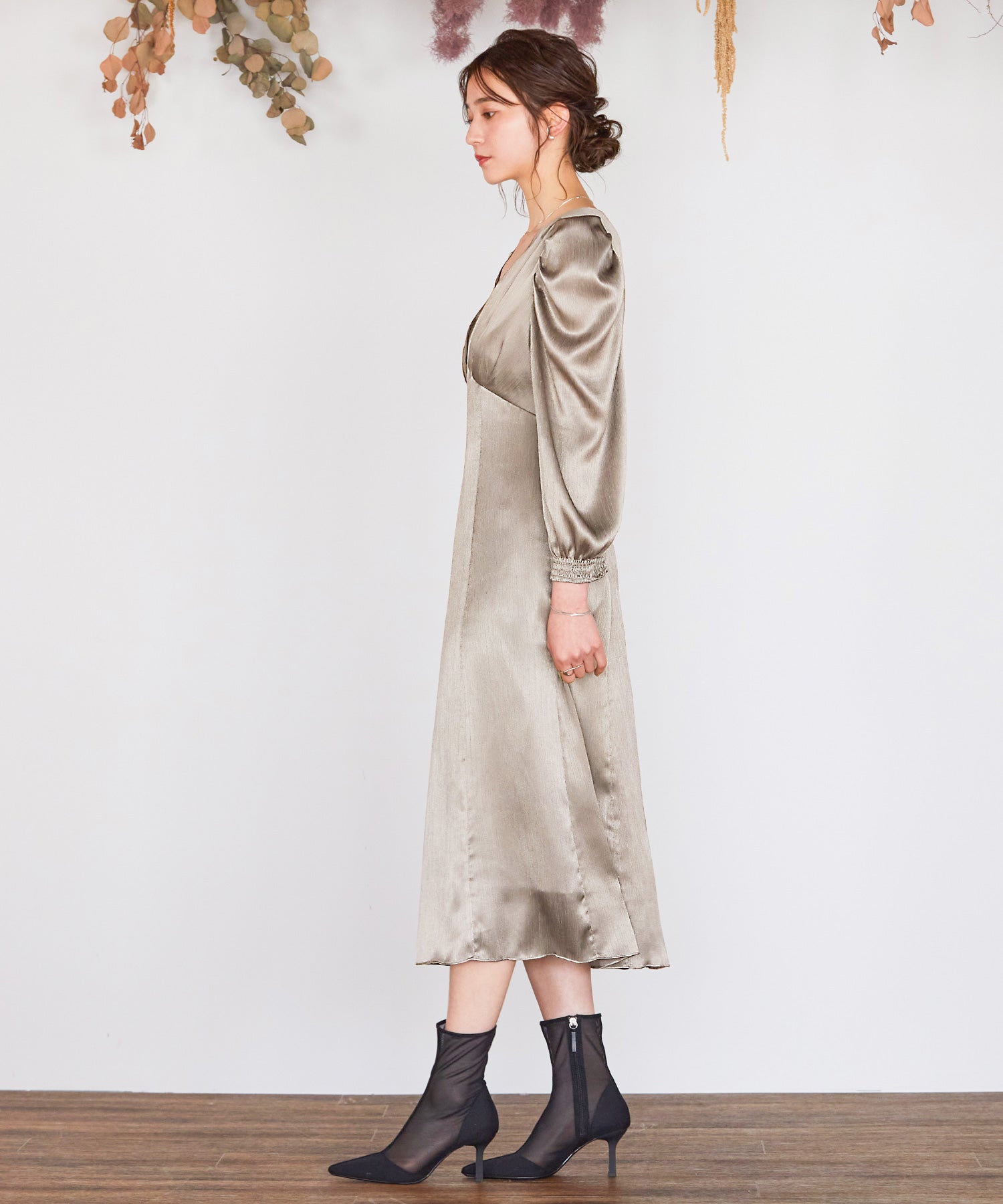 Rai-Atelier】Vネックタックドレス - www.stedile.com.br