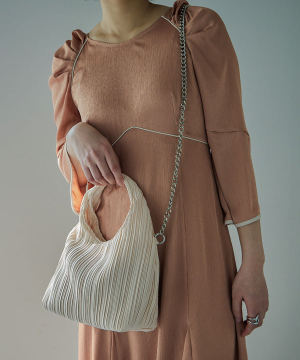 {"color":"\u30e9\u30a4\u30c8\u30d9\u30fc\u30b8\u30e5","info":""}