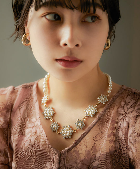 niana フラワーモチーフネックレス ベージュ