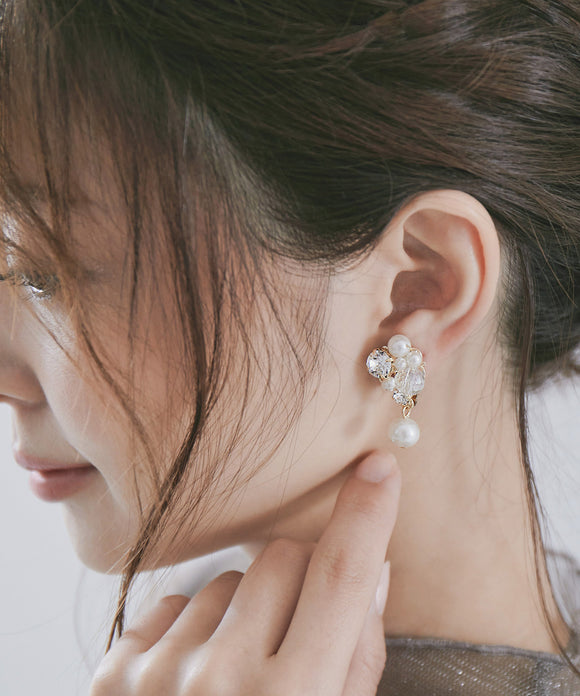 niana パールチャーム付きビジューイヤリング オフホワイト