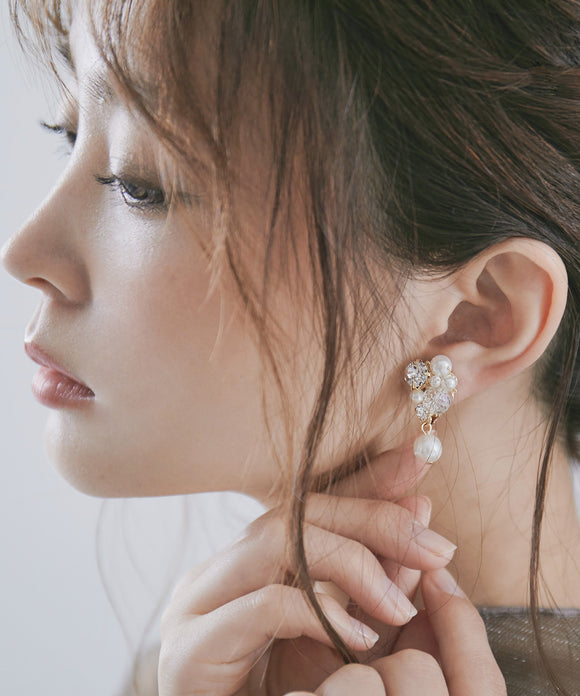 niana パールチャーム付きビジューイヤリング オフホワイト