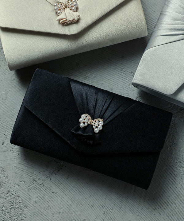 niana リボンタックサテンクラッチバッグ ブラック