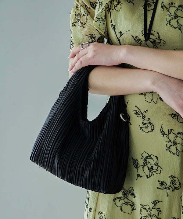 {"color":"\u30d6\u30e9\u30c3\u30af","info":""}